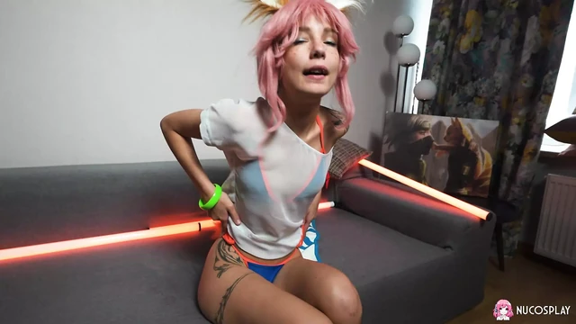 Attractive tattooed body Tea Mint brings her body to orgasm.