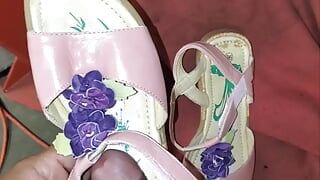 Mecanicul a găsit sandale florale drăguțe din piele roz