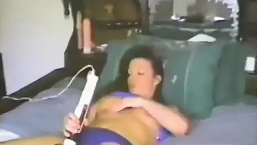Dua lesbian jadul lagi asik muasin memek mereka pakai lidah dan dildo
