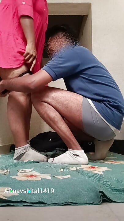 सौतेली माँ को बिल्डिंग के बाहर सीढ़ियों पर खुली जगह में सौतेले बेटे ने जोरदार चोदा