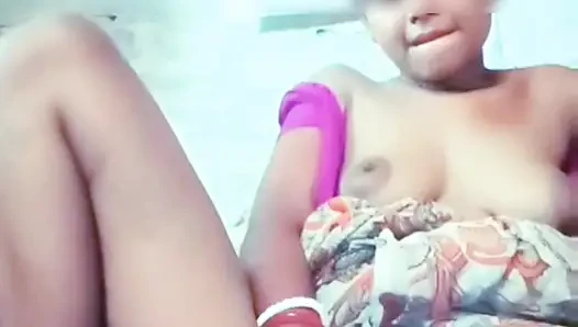 Die muschi meiner geilen ehefrau fickt mit einer großen flasche und kommt heraus, sahne und entsaftet ihre muschi