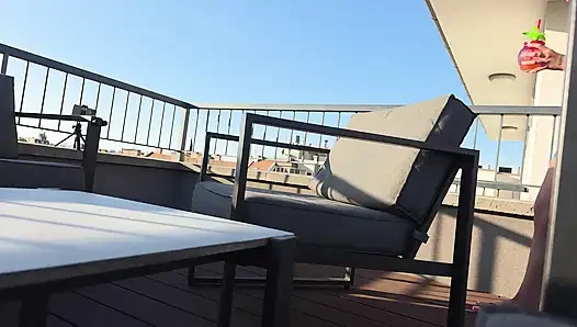 Super sexy und heiße echte rothaarige masturbiert auf offener terrasse unter der sonne spreizt die beine und gibt einen öligen handjob