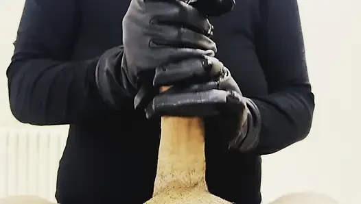 Sestraw dengan sarung tangan