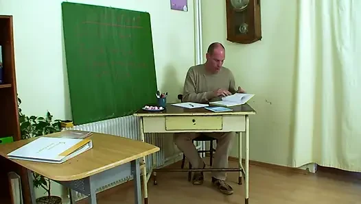 Heißes mädchen würgt den harten schwanz des lehrers und bekommt dann einen harten fick in heißem dreier