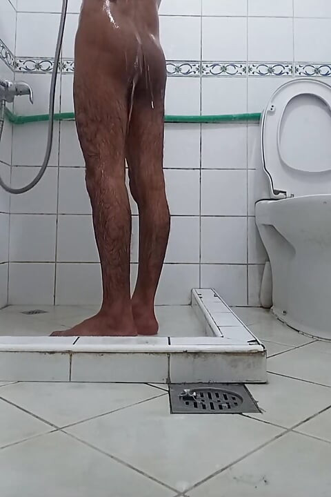 Ghar par akele bathroom me muthi maari bisexual pura maja liya nahate hwe