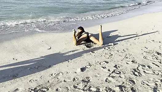 Sexy Monika Fox Im Schwarzen Body Am Strand