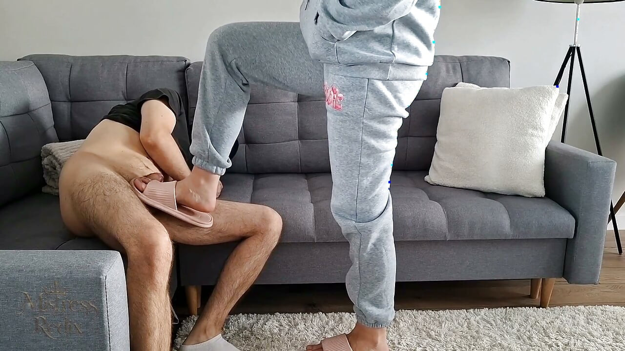 Menghancurkan testis dalam selipar merah jambu!