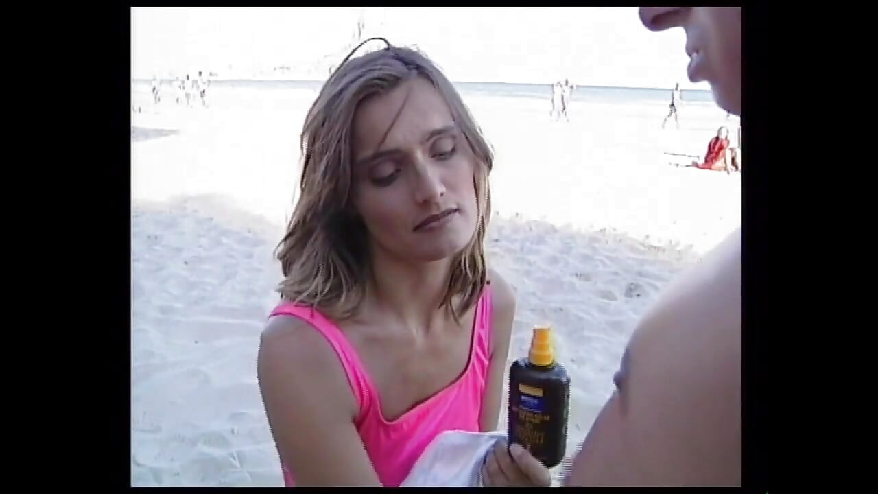 Sie gibt einen schönen lutschen großen schwanz seiner freundin, während sie am strand sind