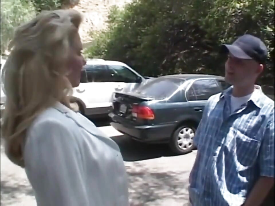 Сексуальна мамка з великими цицьками лиже пизду, трахає пизду в саду