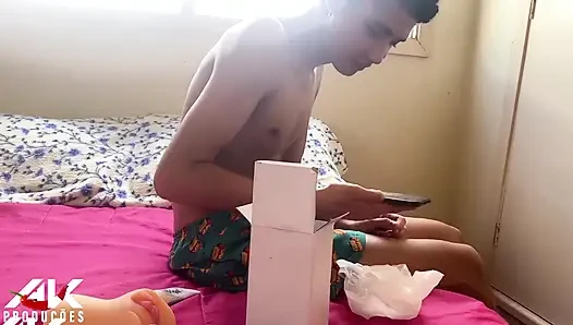 Saya mendapat hadiah Natal dari ayah saya dan ibu tiri saya yang nakal memberi saya pantatnya sebagai hadiah yang cemburu dengan hadiah ayah saya