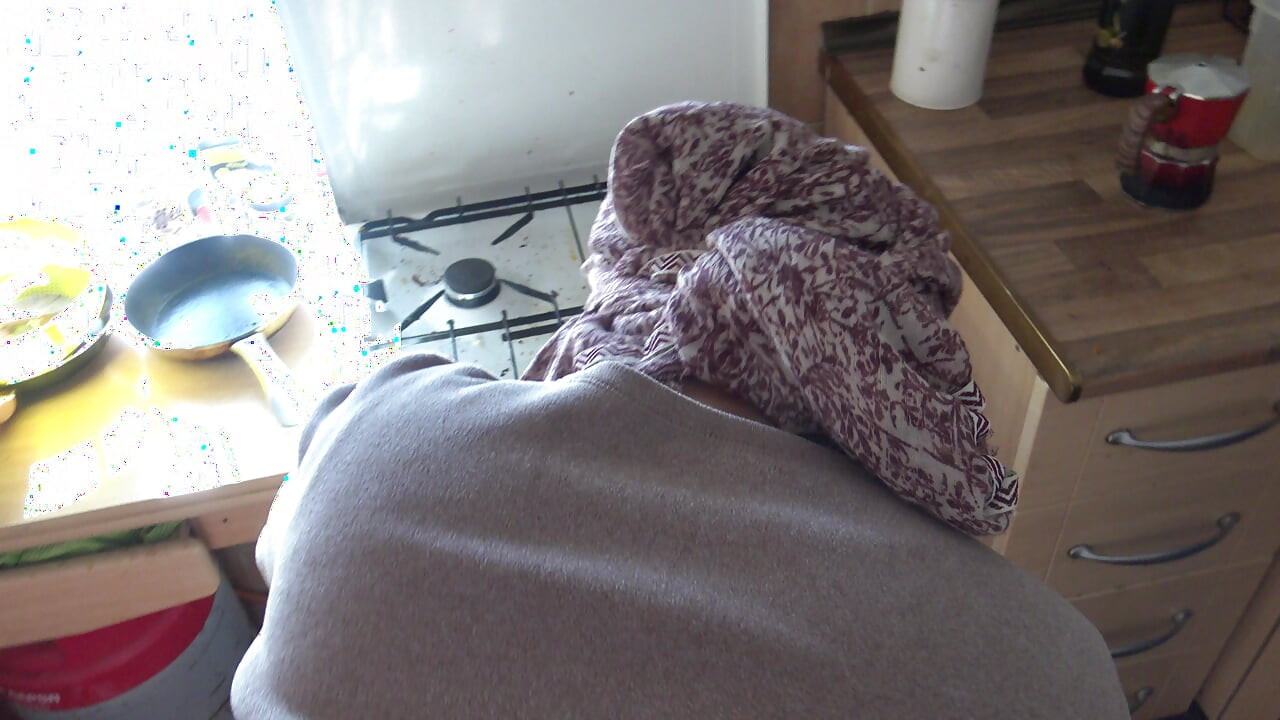 แม่บ้านทําความสะอาดตุรกีในเยอรมนีตกใจเมื่อฉันโชว์ควยใหญ่ให้เธอ