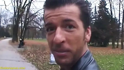 Vollbusiges mädchen wurde für ihre erste doppelpenetration abgeholt