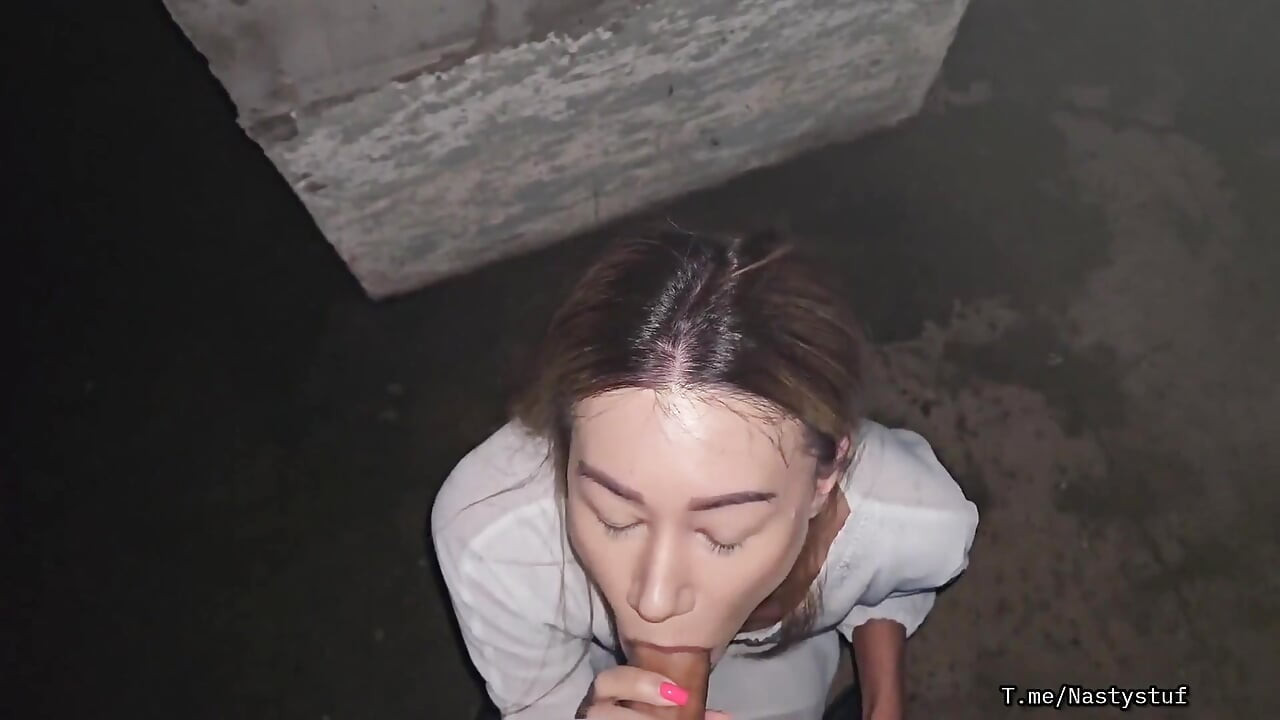 Futai anal cu matură sexy la prima întâlnire în ploaia de pe stradă. Într-adevăr extrem de