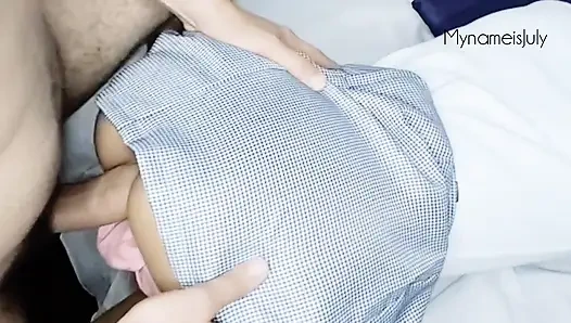 Kleines Thailändisches Schulmädchen: Papa, ein Mann kam ins Zimmer!