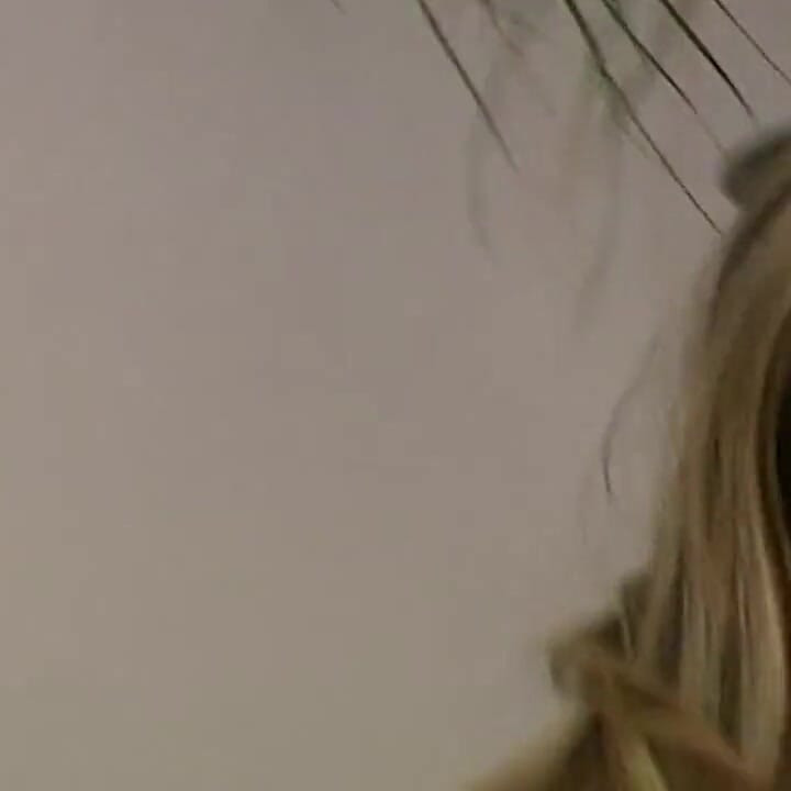 बड़े स्तन और सुनहरे बालों वाली लड़की स्पैन्डेक्स स्नेक कैटसूट आपके लिए कपड़े उतार रही है