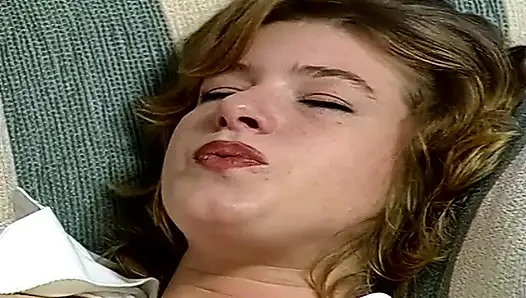 Menjilati dan meraba vagina secara intens sampai orgasme