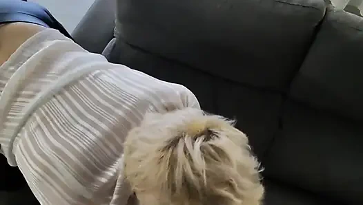 Он открывает мои кожаные штаны и трахает мою киску и мою задницу