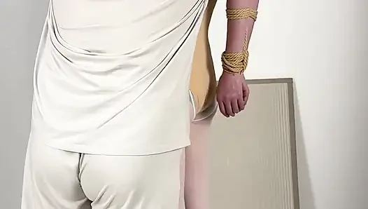 Ballettschuhe mit geraden Armen hinter dem Rücken