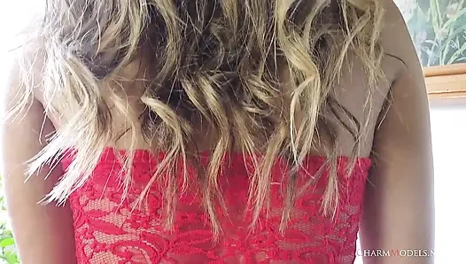 Seira kırmızı şeffaf iç çamaşırlı büyük memeli bir model