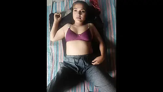 Üvey kız kardeşimi evde yalnız görünce sikiyorum