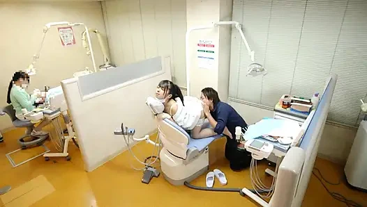 Gözlerini benimle kilitlemeye devam eden dişçi