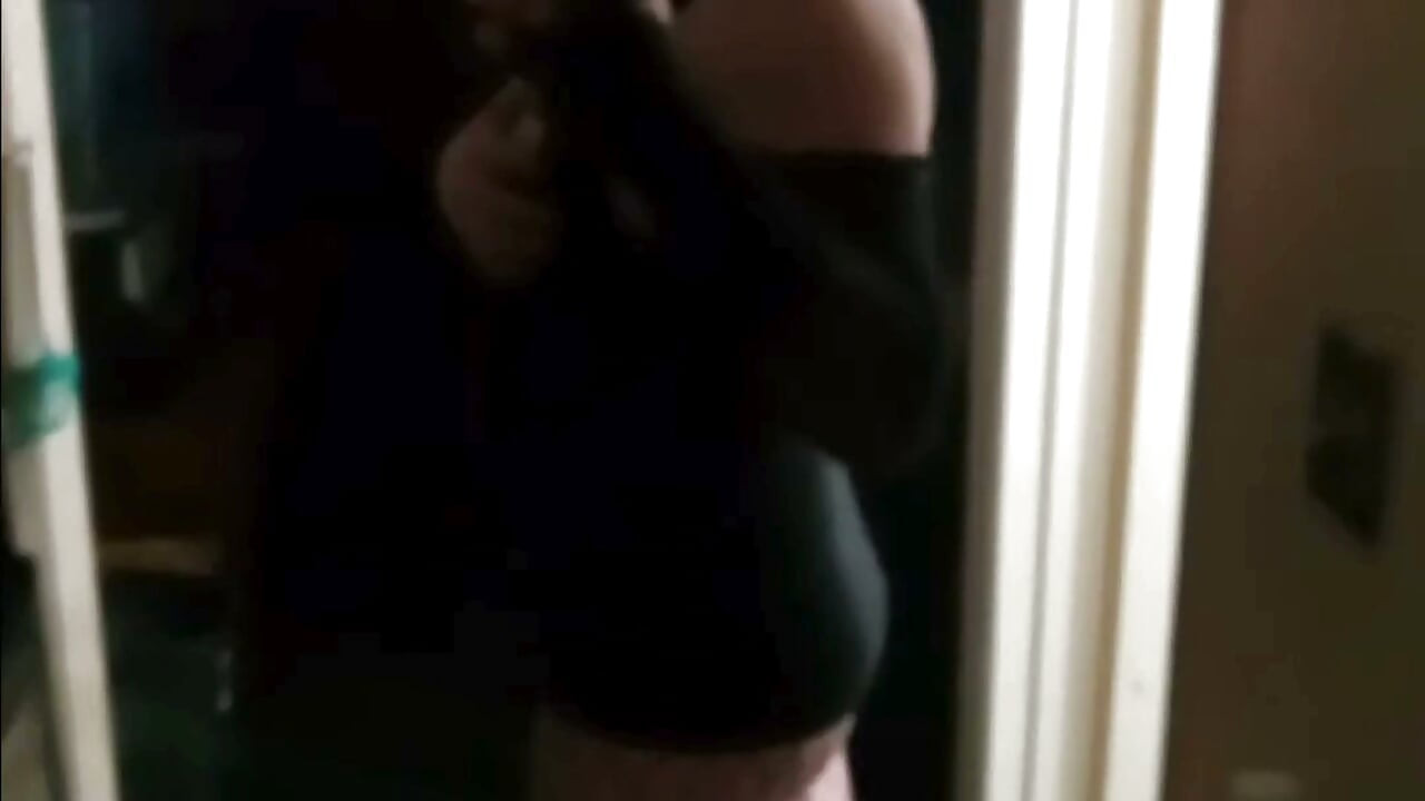 "Roșcată cu fundul gros în pantaloni roz strâmți Baie Oglindă Selfie"