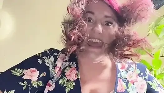 Giantess menemukan tubuh mungil dan bersenang-senang mengubahnya menjadi budak kaki dan mainan seks