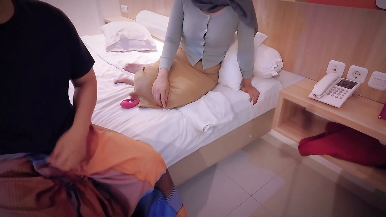 Neighbors obsessed with a lonely plump hijab widow, come secretly and invite her to have sex using a vibrator