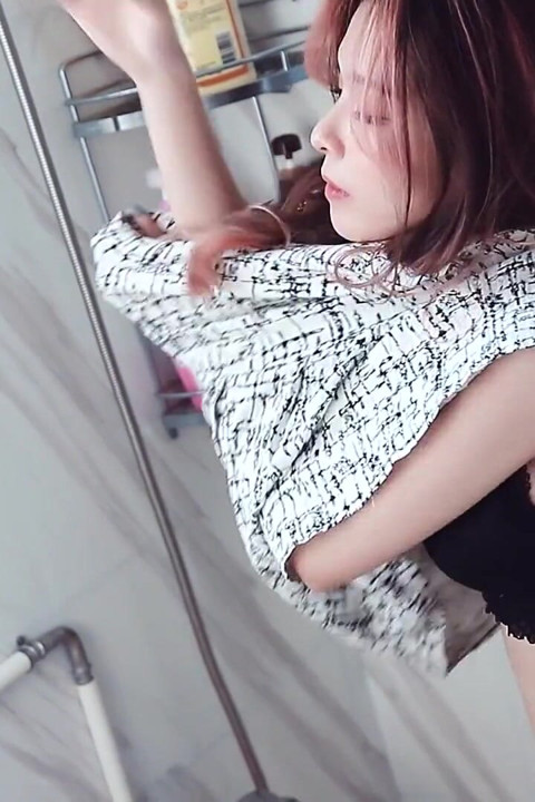 看不见的喷雾：饥渴的邻居入侵一个女孩的家