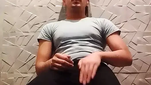 22 yaşından küçük sert bir penise olan susuzluğumu giderebilecek biri var mı?