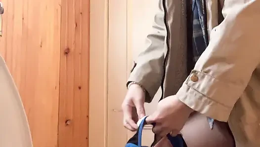 Hana mutfakta yemek pişiriyor sonra amcık işemek için sabırsızlanıyor