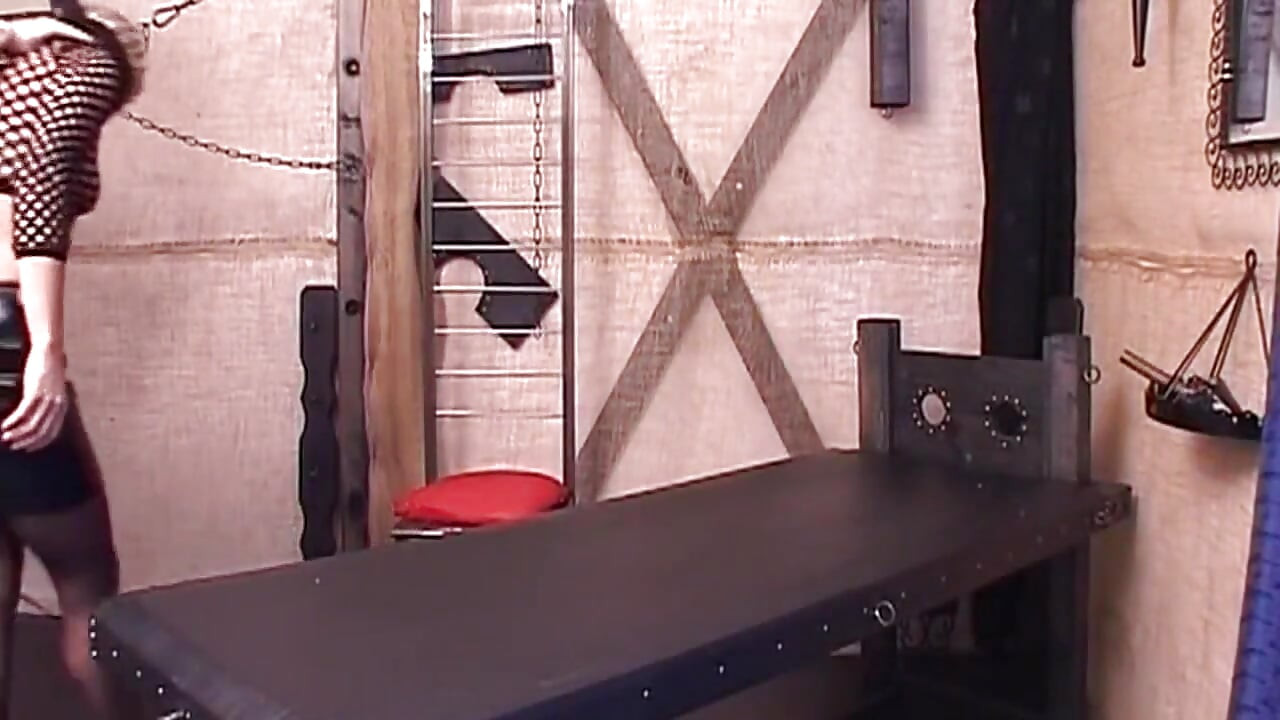 蒙住眼睛的金发熟女被鸡巴和手指深深地插入