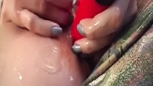 Cewek hot rambut cokelat lagi asik muasin memeknya pakai dildo warna merah