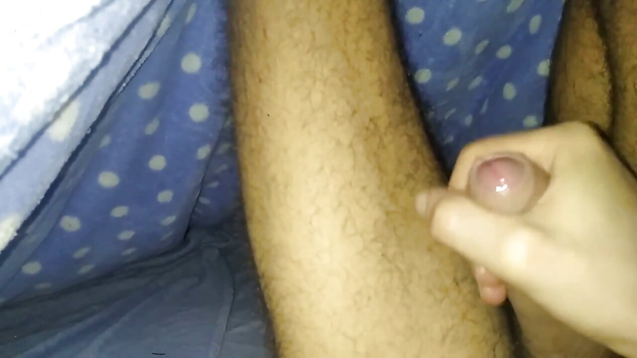 毛茸茸的荡妇醒来是如此热辣, 他把他的大鸡巴倒在床单下