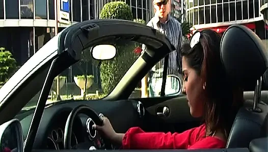 Olgun esmer ıslak anal seansında genişliyor