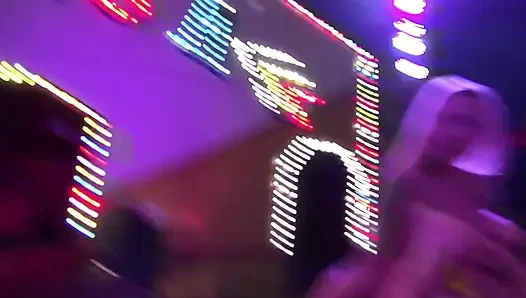 Dövmeli piliç palyaço bir adam tarafından sikiliyor