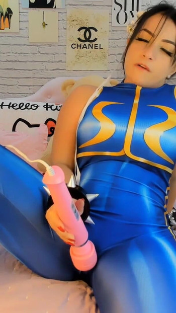 Zapanjujući trenutak iz "Chun Li cosplay pušenje ahegao i ŠPRICANJE U TAJICAMA NAKON ŠTO JE SVRŠILA S HITACHI VIBRATOROM"