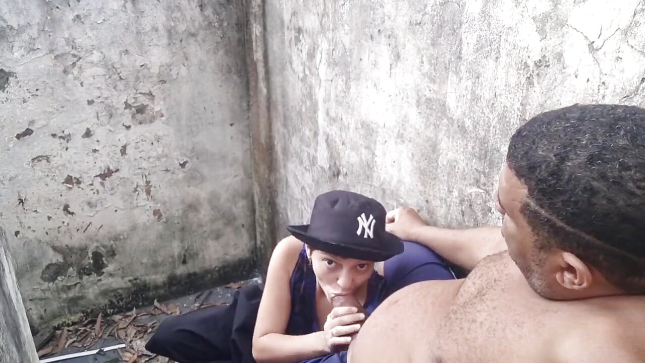 Pongo a la lesbiana a pagar por una mamada en las escaleras.