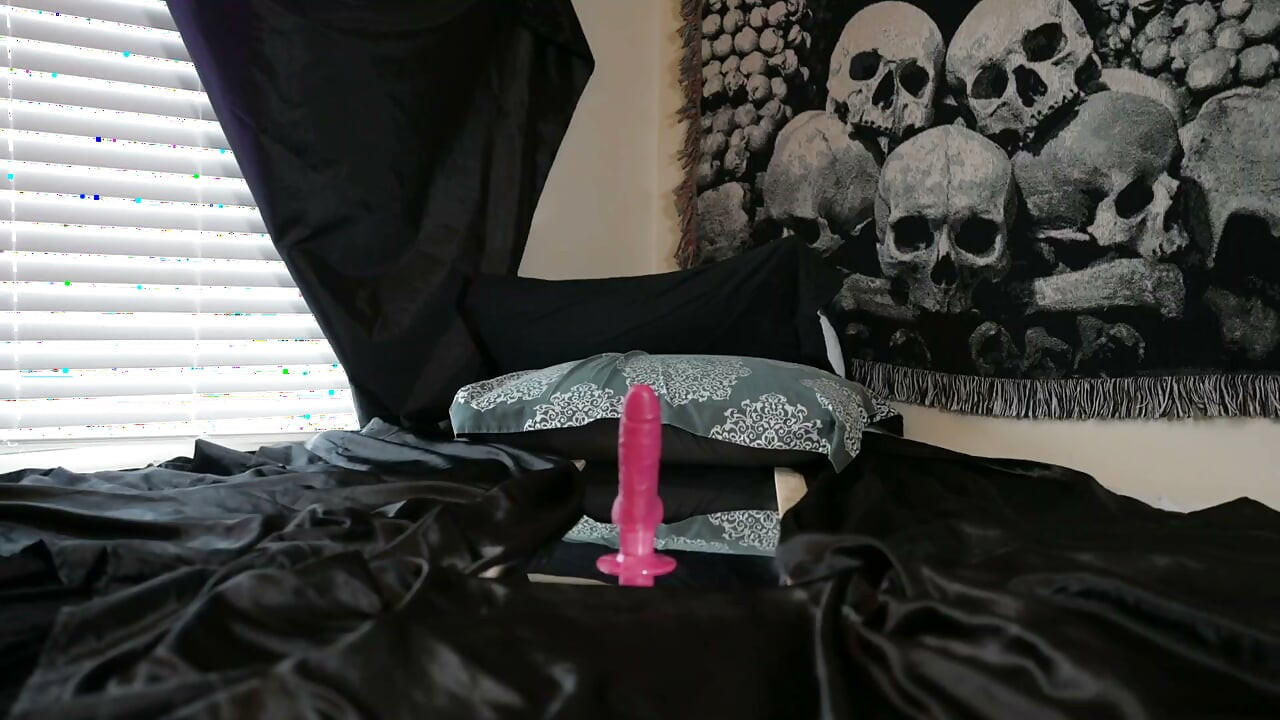Blond MILF med store pupper har sex med en tykk dildo og spruter væske fra den piercede fitta.