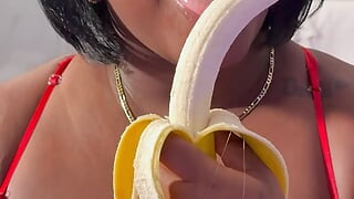 Cum să sugi corect o banană ca un profesionist