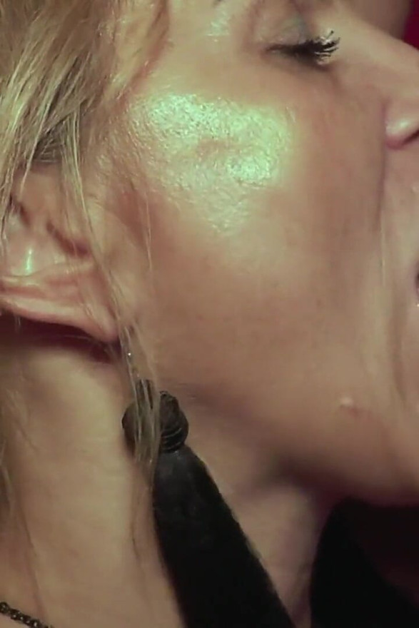 Sexy Blone Babe Isabella Doing a Hot Blowbang