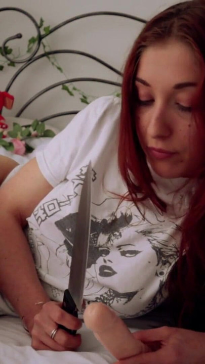 Mora se videti trenutak od "SOFT FEMDOM JOI - Yandere devojka."