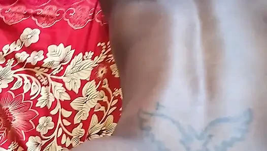 Kıvrılmış kalçalı kız arkadaşım penisimi köpek pozisyonuna alıyor