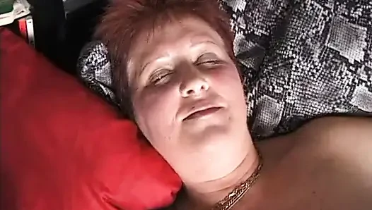 Рыжая играет со своими пальцами и членом