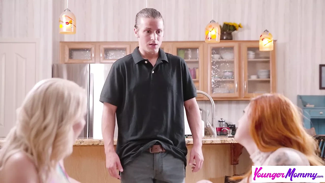 继母说，我们会给他看我们的奶子，他会很兴奋，可能只是看着我们就吹箫