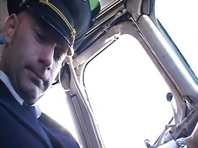 Randy pilot pieści seksowną brunetkę w kokpicie