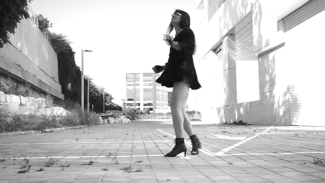 Falda ventosa al aire libre