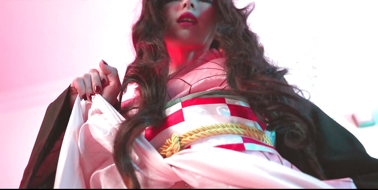Nezuko cachonda tiene sus agujeros cachondos follados por todas partes