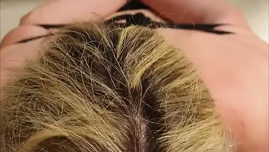 Orta yaşlı seksi kadın victoria bağlı ve emiyor