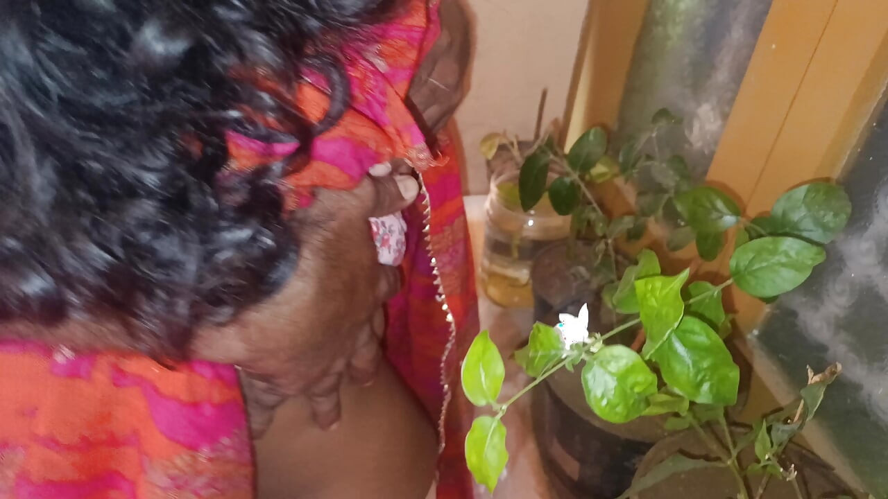 घर के बाहर हॉट गृहिणी